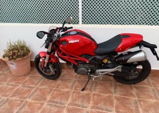 Ducati Monster 696. 2010 - 12000 km