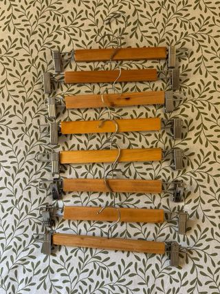 Set di 8 grucce in legno con pinze