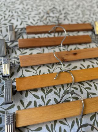 Set di 8 grucce in legno con pinze