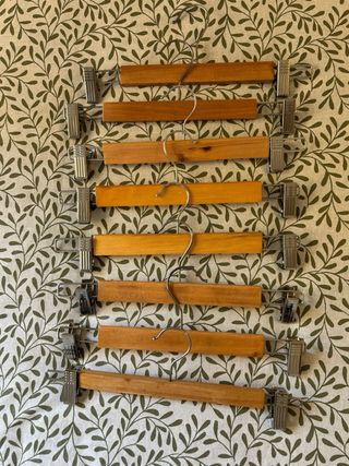 Set di 8 grucce in legno con pinze