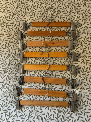 Set di 8 grucce in legno con pinze