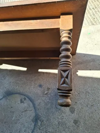 Mesa antigua de madera y cobre encima med 90x50x45