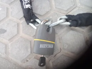 Cadena de seguridad Defender negra