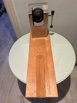 Jamonero de madera y acero