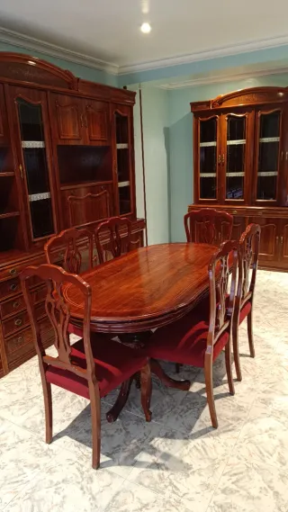 Comedor de madera con 6 sillas