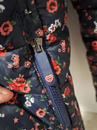 Abrigo acolchado estampado floral.