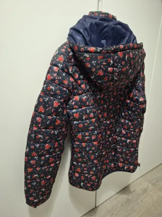 Abrigo acolchado estampado floral.