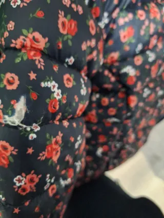 Abrigo acolchado estampado floral.