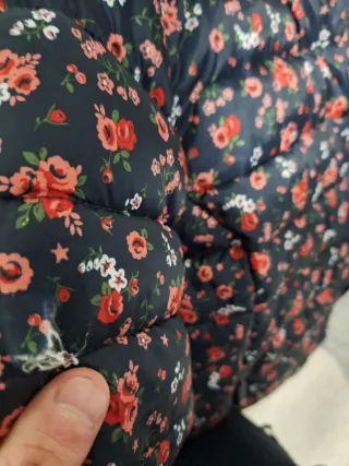 Abrigo acolchado estampado floral.