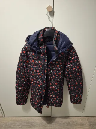 Abrigo acolchado estampado floral.