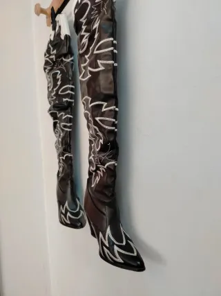 Botas altas vaqueras negras y blancas