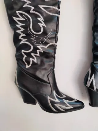 Botas altas vaqueras negras y blancas