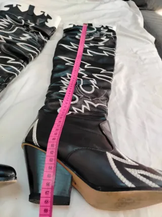 Botas altas vaqueras negras y blancas