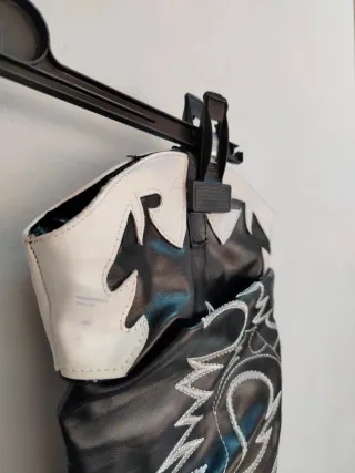 Botas altas vaqueras negras y blancas