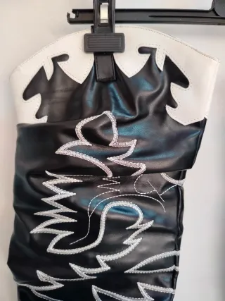 Botas altas vaqueras negras y blancas