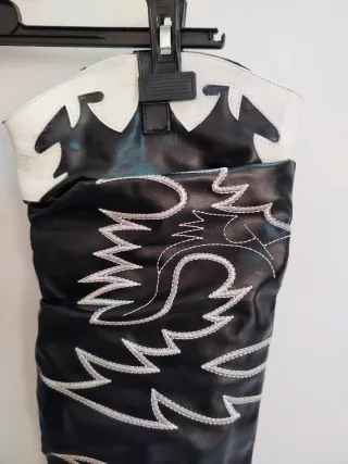 Botas altas vaqueras negras y blancas