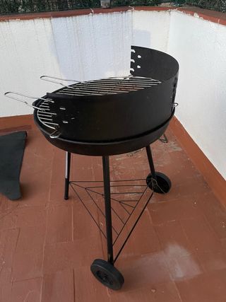 Barbacoa de metal con ruedas