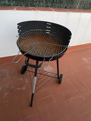 Barbacoa de metal con ruedas