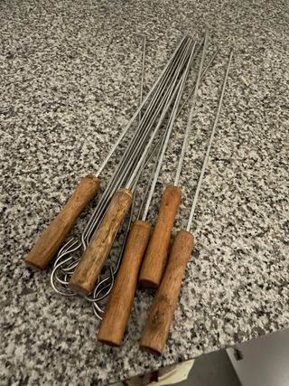 Barbacoa de metal con ruedas