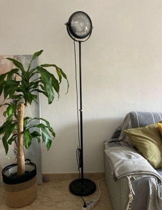 Lámpara de pie Ikea SVARTNORA Negra