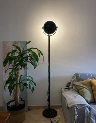 Lámpara de pie Ikea SVARTNORA Negra