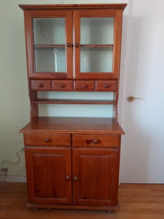 Vajillero de madera con vitrina