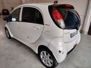 Peugeot iOn 2012