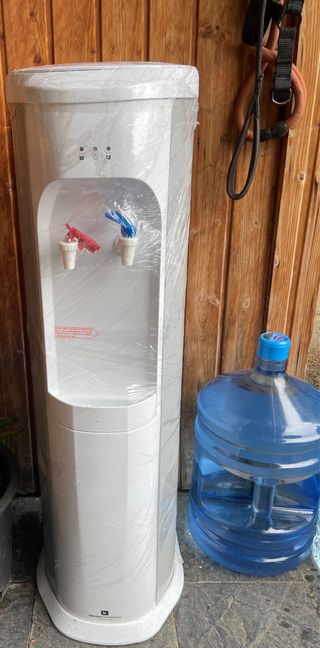 Dispensador de agua caliente y fría