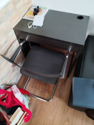 Mesa de estudio madera y sillas de estudio