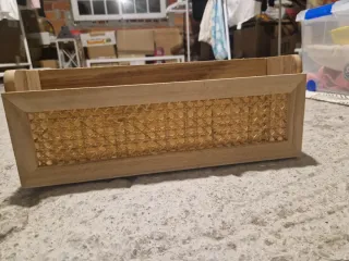 Mesilla de madera y ratán