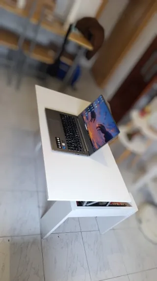 Mesa elevable blanca de madera