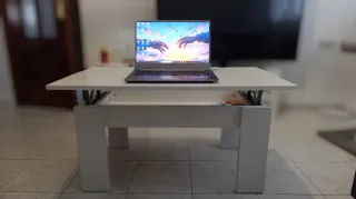 Mesa elevable blanca de madera