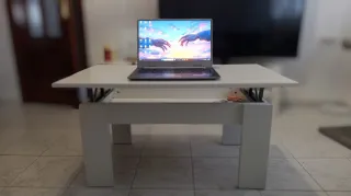 Mesa elevable blanca de madera