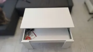 Mesa elevable blanca de madera