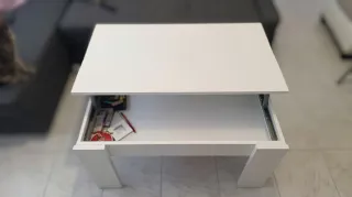 Mesa elevable blanca de madera