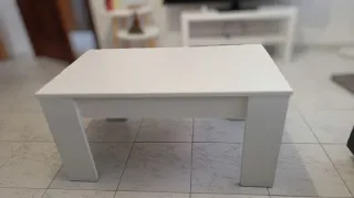 Mesa elevable blanca de madera