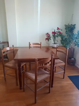 Mesa de comedor y 4 sillas de madera