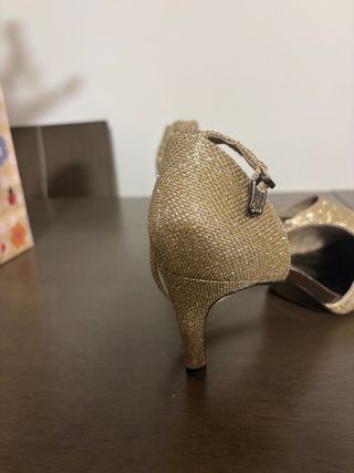 Zapatos de tacón Tamaris dorados talla 40