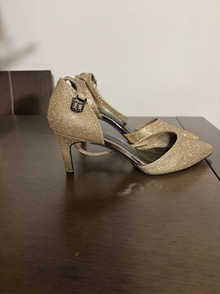 Zapatos de tacón Tamaris dorados talla 40