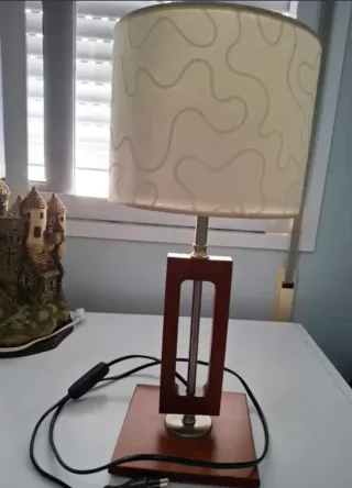 Lámpara de mesa madera y metal