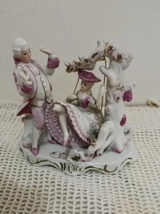 Figura de porcelana pareja en columpio