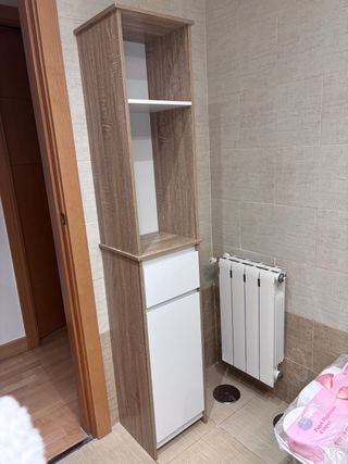 Mueble de baño alto madera y blanco