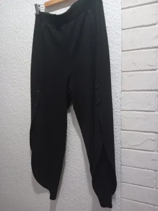 Pantalón negro con detalle de botón