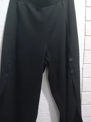 Pantalón negro con detalle de botón