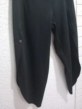 Pantalón negro con detalle de botón