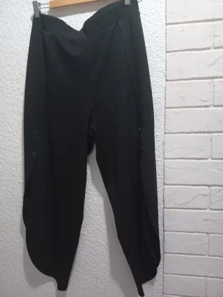 Pantalón negro con detalle de botón