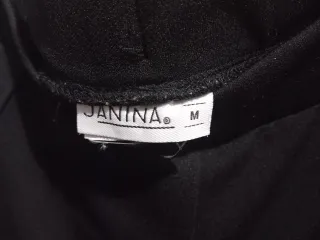 Pantalón negro con detalle de botón