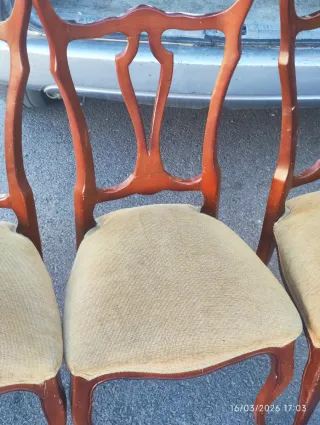 Juego de 4 sillas de madera