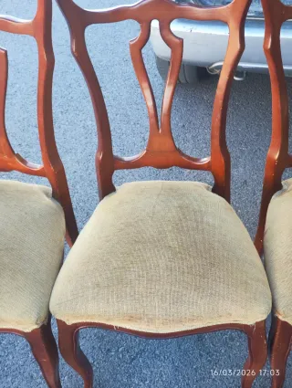 Juego de 4 sillas de madera