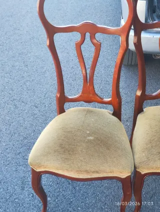 Juego de 4 sillas de madera